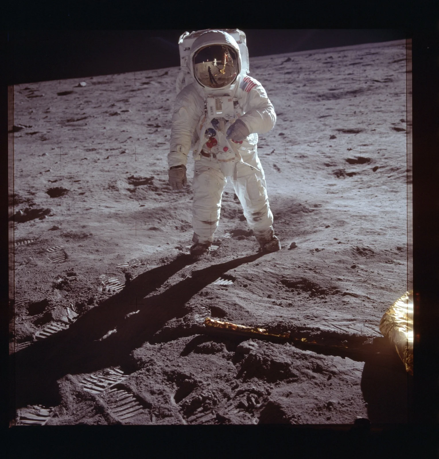 L’astronaute Buzz Aldrin debout en pied sur le sol lunaire de la mer de la Tranquillité, en combinaison spatiale, le 21 juillet 1969.