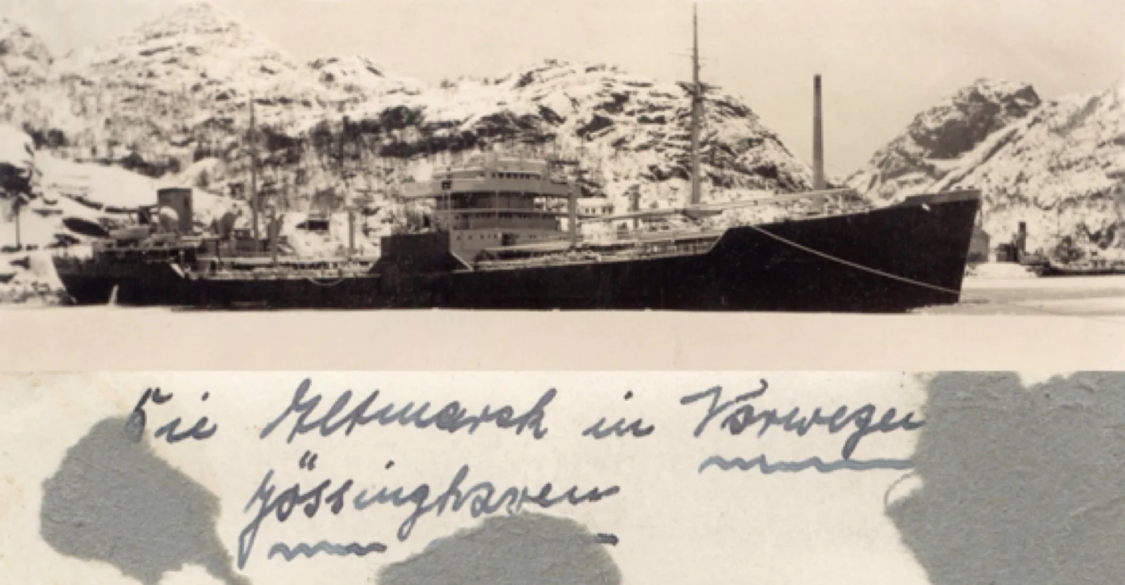 Le navire ravitailleur allemand Altmark mouillé dans le Jøssingfjord, en Norvège, entre des falaises enneigées, en février 1940.