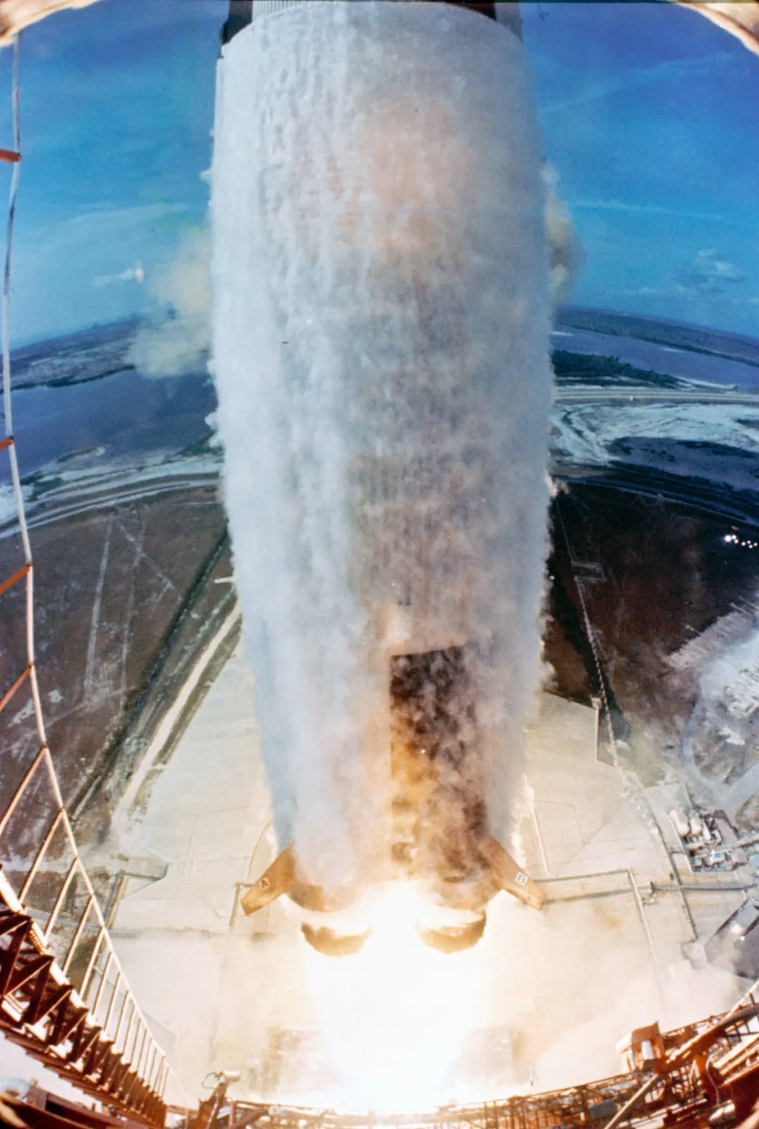 La fusée Saturn V de la mission Apollo 11 s’élève au-dessus du pas de tir 39A du centre spatial Kennedy, le 16 juillet 1969, dans une colonne de fumée et de flammes.