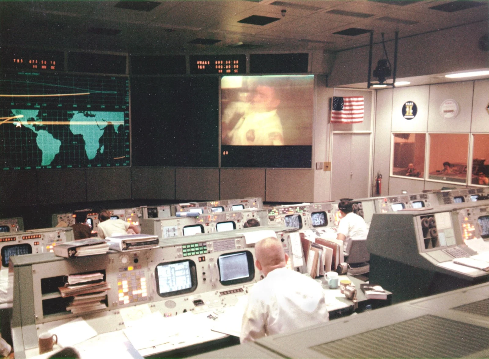Salle de contrôle de mission à Houston pendant la retransmission télévisée d’Apollo 13, peu avant l’avarie, avril 1970.