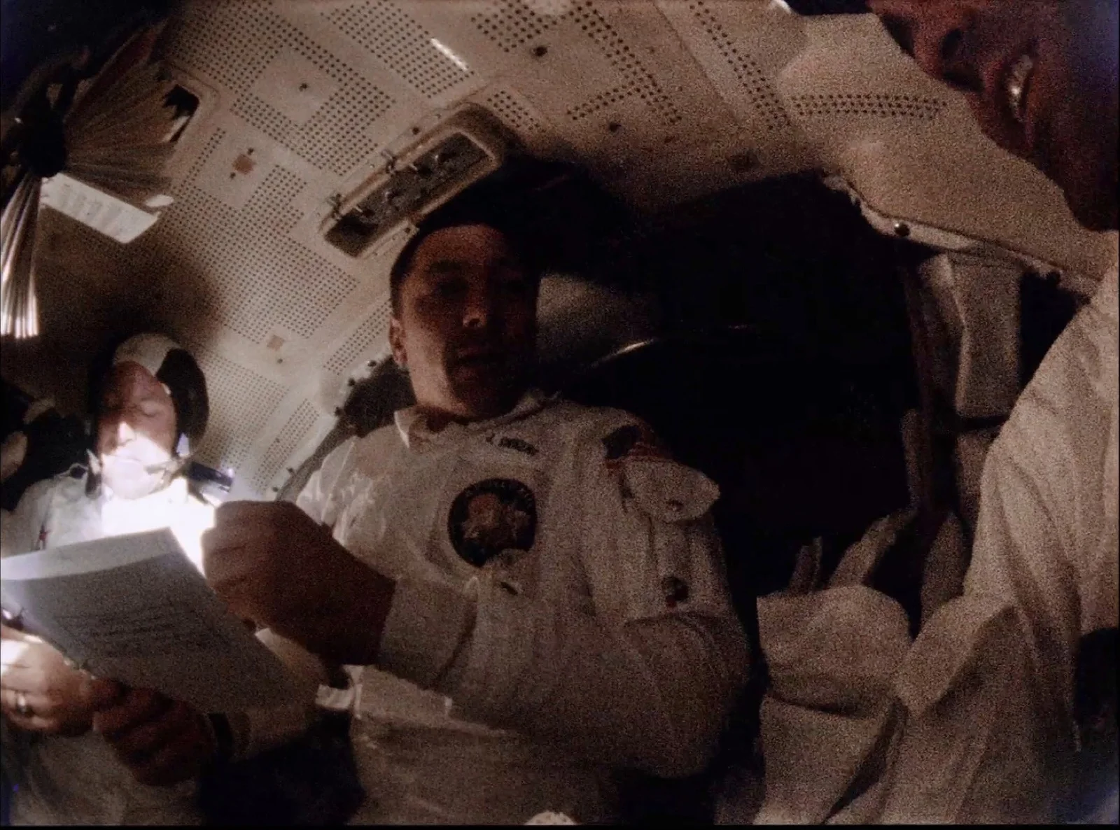 Un astronaute consulte une checklist à bord du module lunaire Aquarius, devenu canot de sauvetage de l’équipage d’Apollo 13, avril 1970.