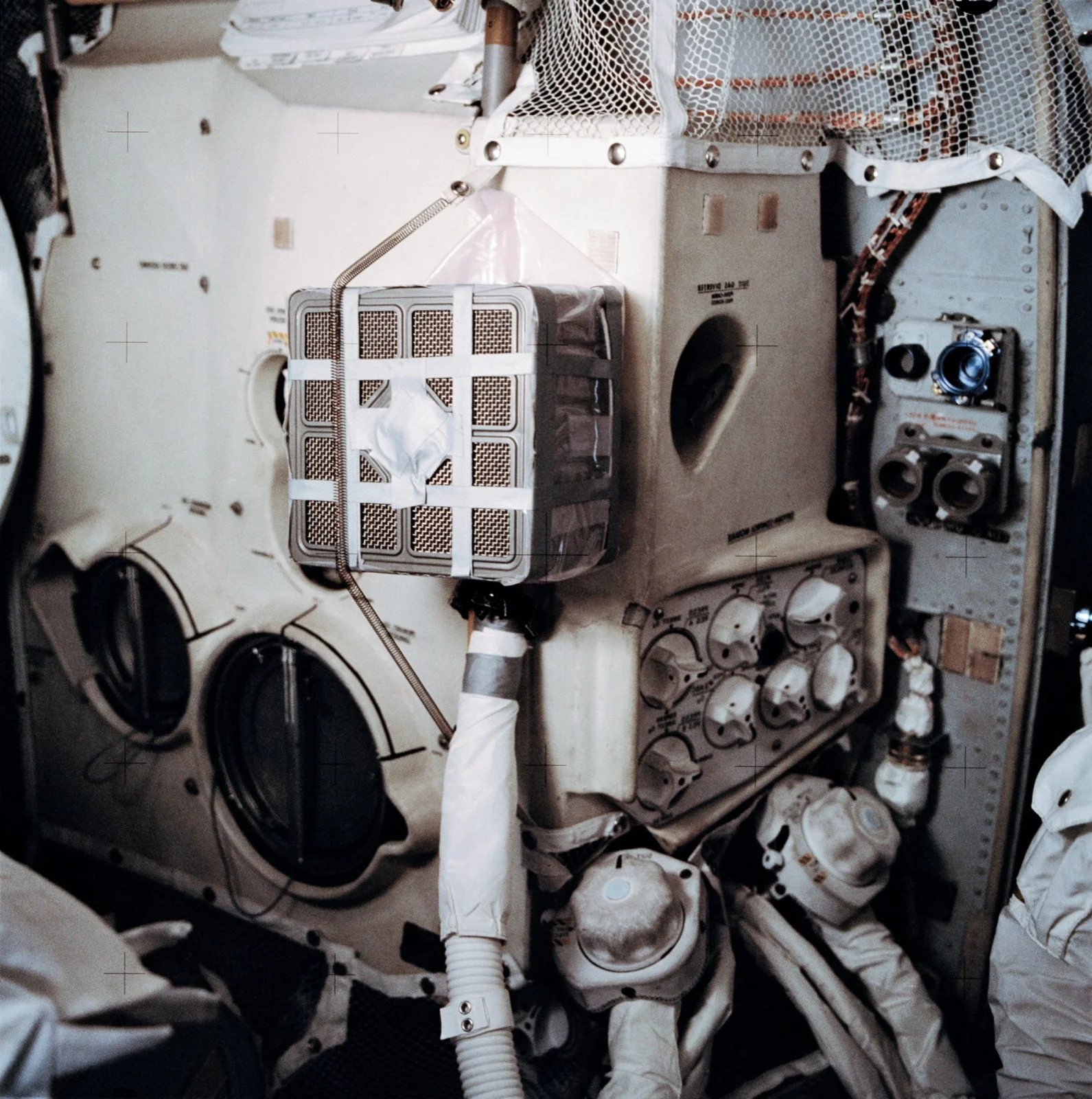 Le filtre à gaz carbonique de fortune (« boîte aux lettres ») assemblé à bord du module lunaire Aquarius, avril 1970.