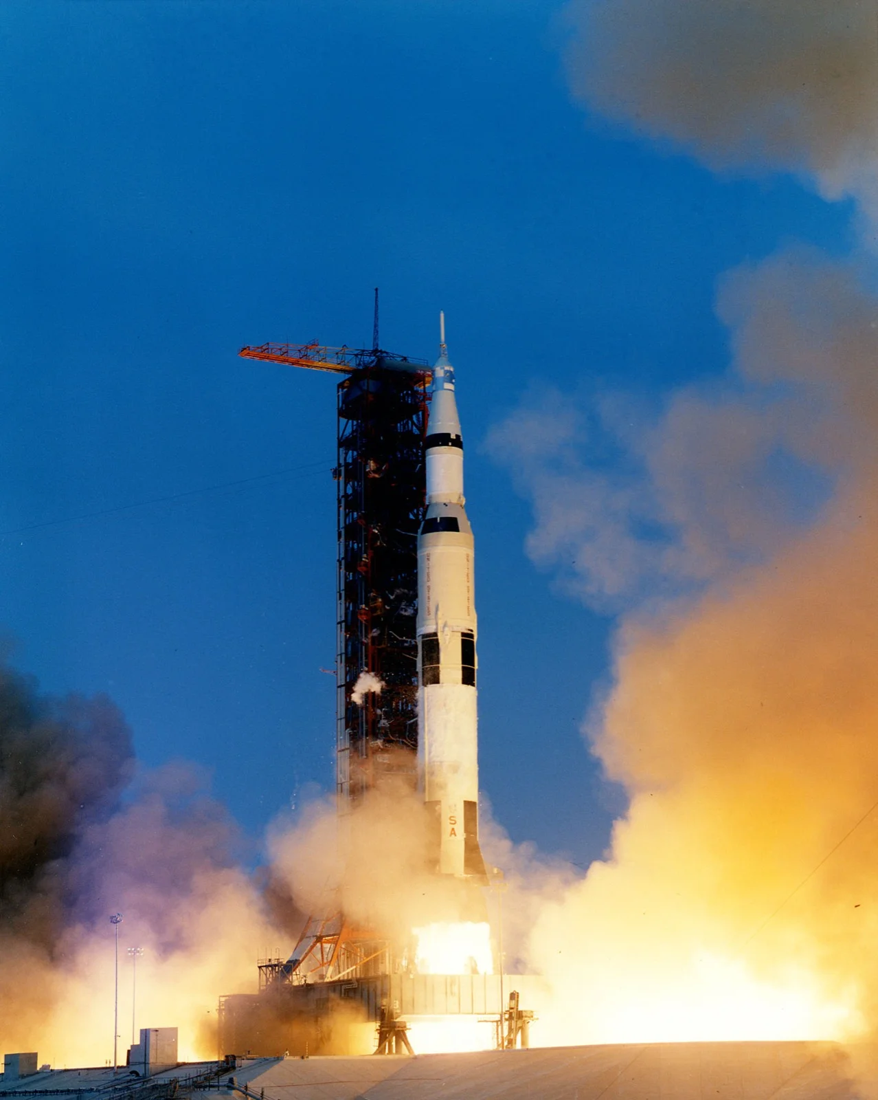 Décollage de la fusée Saturn V portant Apollo 13 depuis le complexe 39A du Centre spatial Kennedy, 11 avril 1970.
