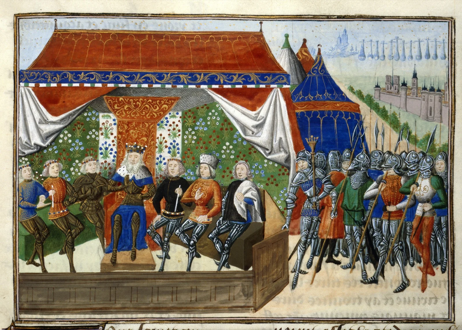Enluminure médiévale : un roi tient conseil sous une grande tente d'apparat dressée en plein champ, entouré de seigneurs et d'hommes d'armes casqués, près d'une seconde tente et d'une ville fortifiée — campement d'armée avant la bataille.
