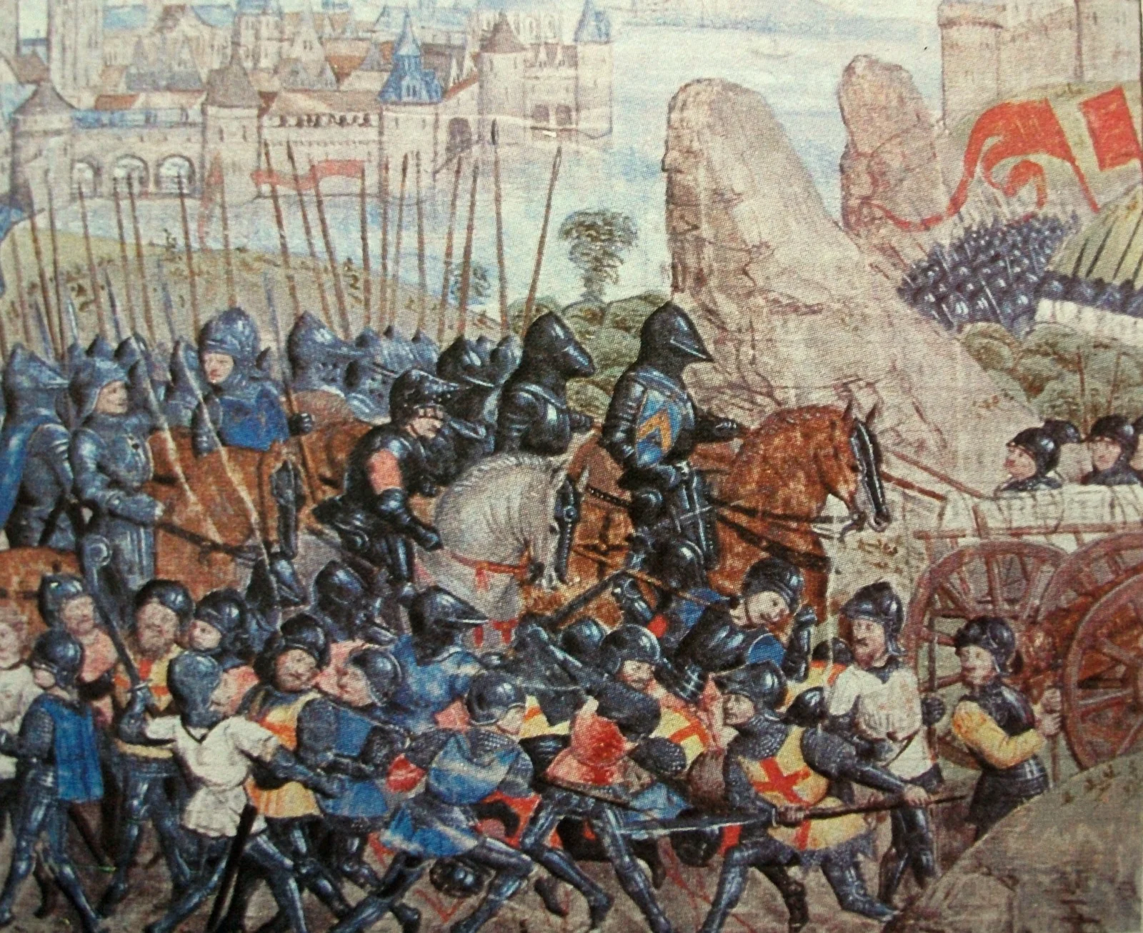 Armée de chevaliers et d'hommes d'armes investissant une ville fortifiée, avec cavalerie au centre, infanterie et engins de siège à droite, murailles et tours de la cité à gauche