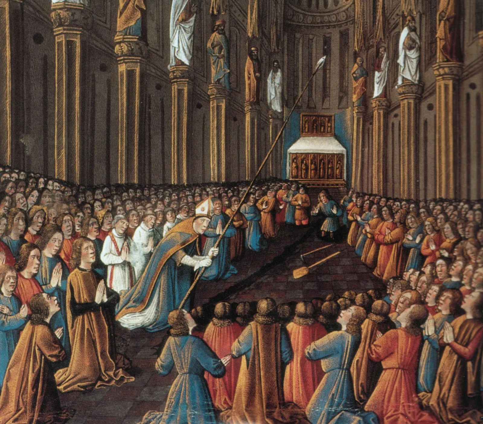 Miniature médiévale : un évêque élève la Sainte Lance devant une foule agenouillée dans une cathédrale, des outils de fouille posés au sol.