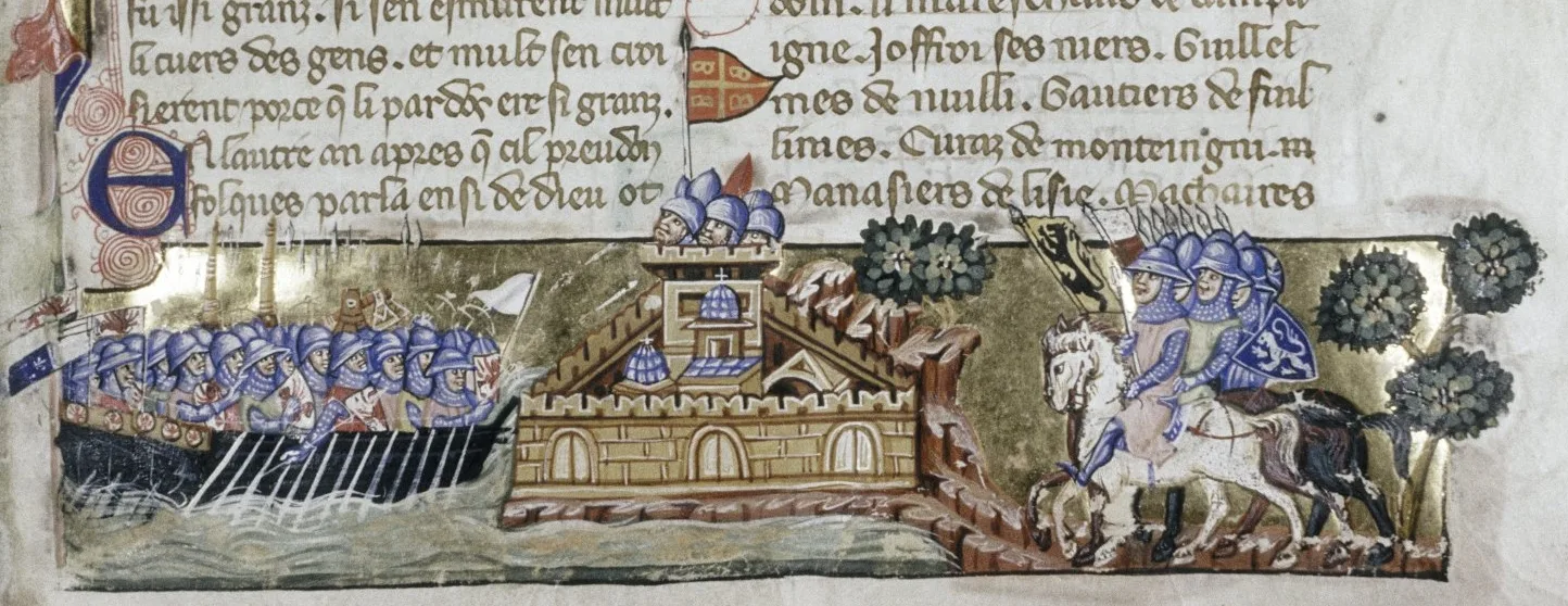 Enluminure médiévale montrant un navire chargé de soldats casqués abordant les tours crénelées de Constantinople, avec des chevaliers armés à cheval à proximité des murailles.