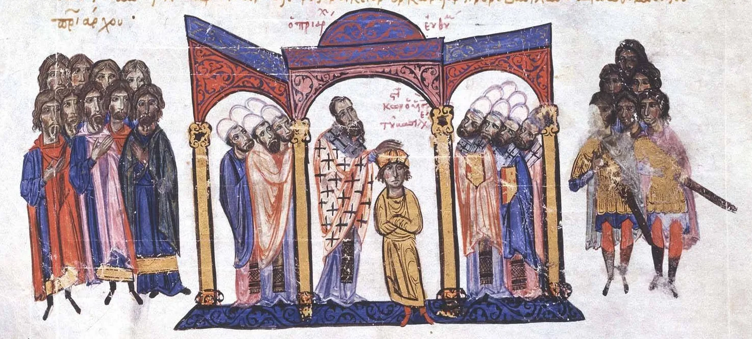 Miniature byzantine représentant le couronnement d'un jeune empereur par le patriarche sous un ciborium, entouré de dignitaires ecclésiastiques et de gardes du corps.