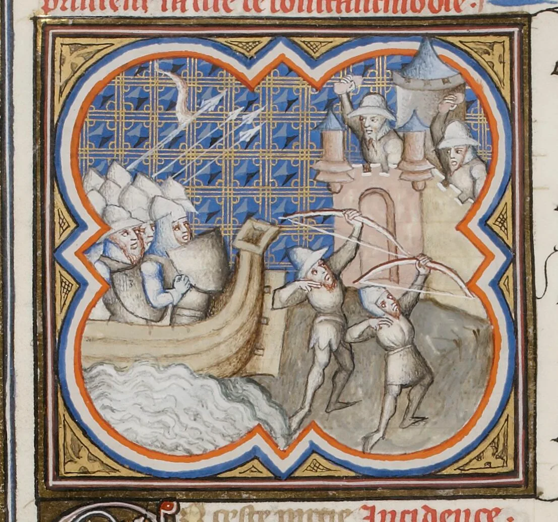 Enluminure médiévale montrant des soldats en armes débarquant d’une nef à proue haute pour assaillir une cité fortifiée, tandis que des arbalétriers postés sous les remparts tirent vers les défenseurs juchés sur les tours.