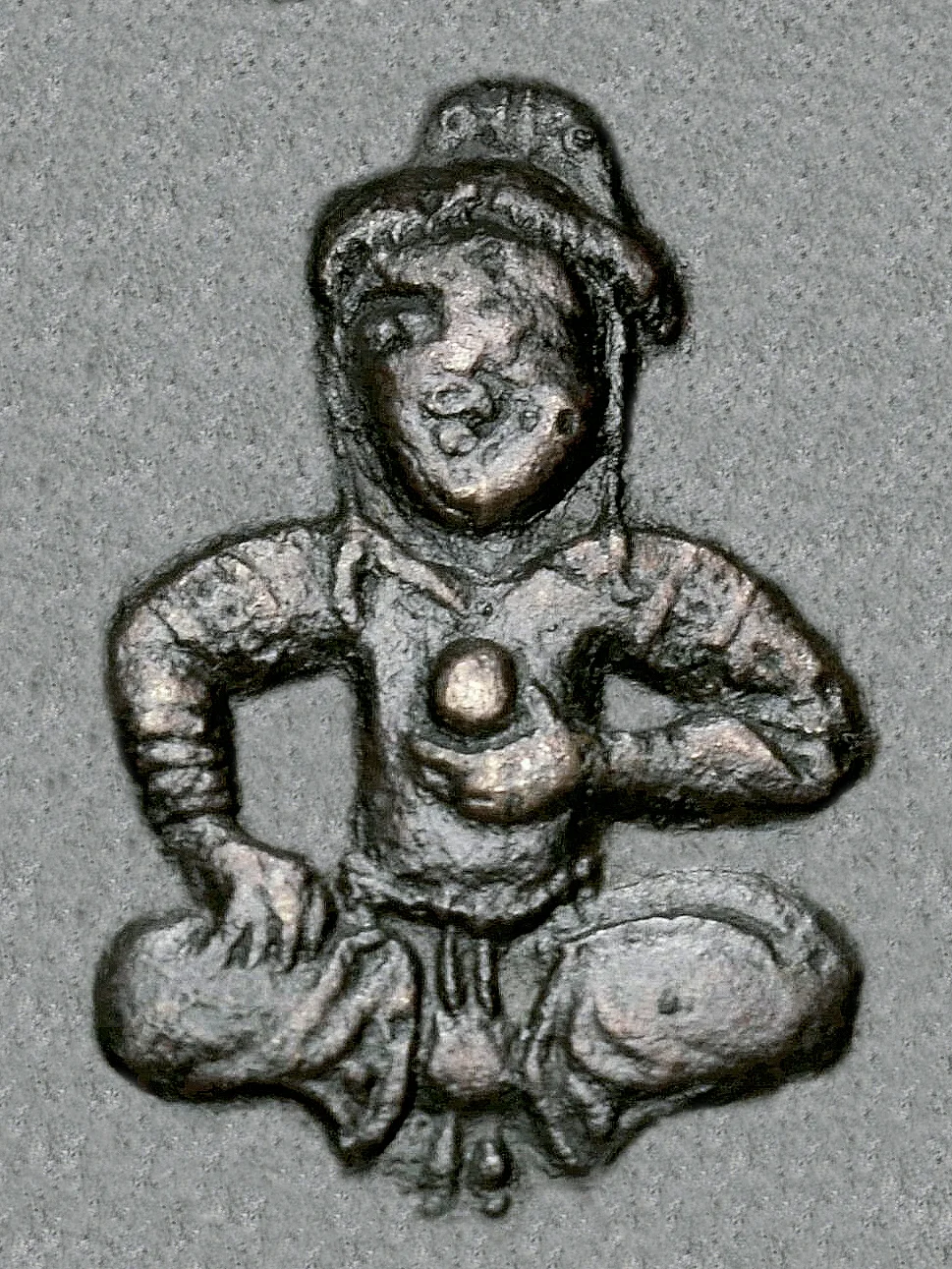 Saladin figuré assis en tailleur sur un trône à haut dossier, portant le sharbush, sur un dirham figuratif frappé à son nom (v. 1190-1191).