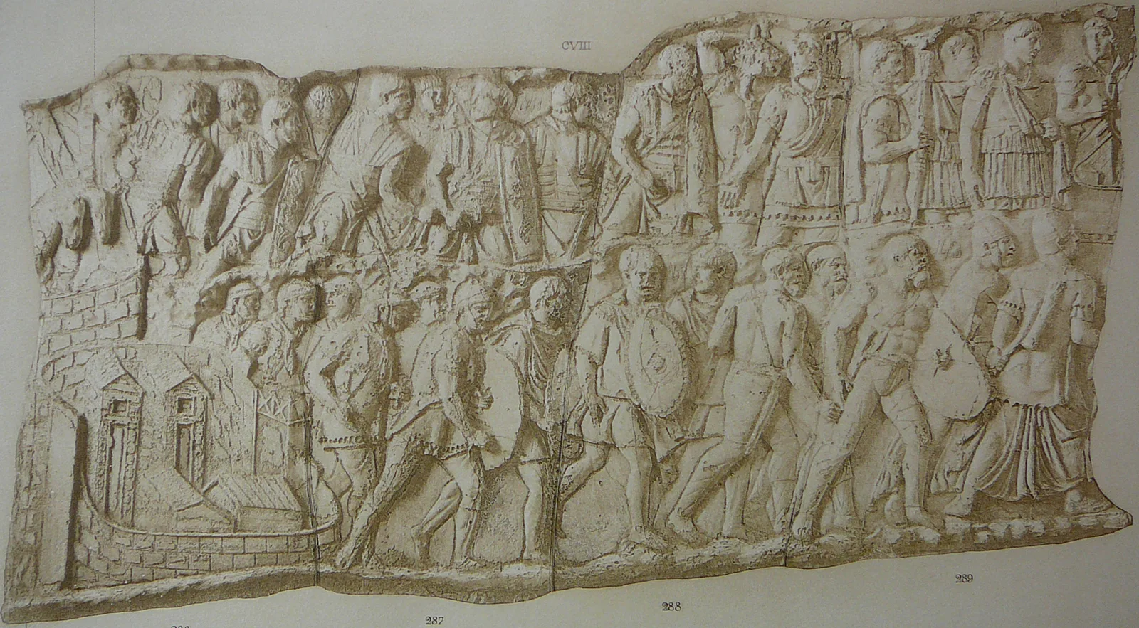 Relief antique montrant une longue colonne de légionnaires romains en marche, boucliers et lances au poing.