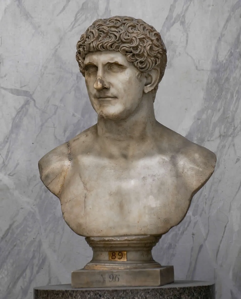 Buste antique en marbre de Marc Antoine, visage tourné légèrement de trois-quarts, chevelure bouclée, torse nu, musée du Vatican.