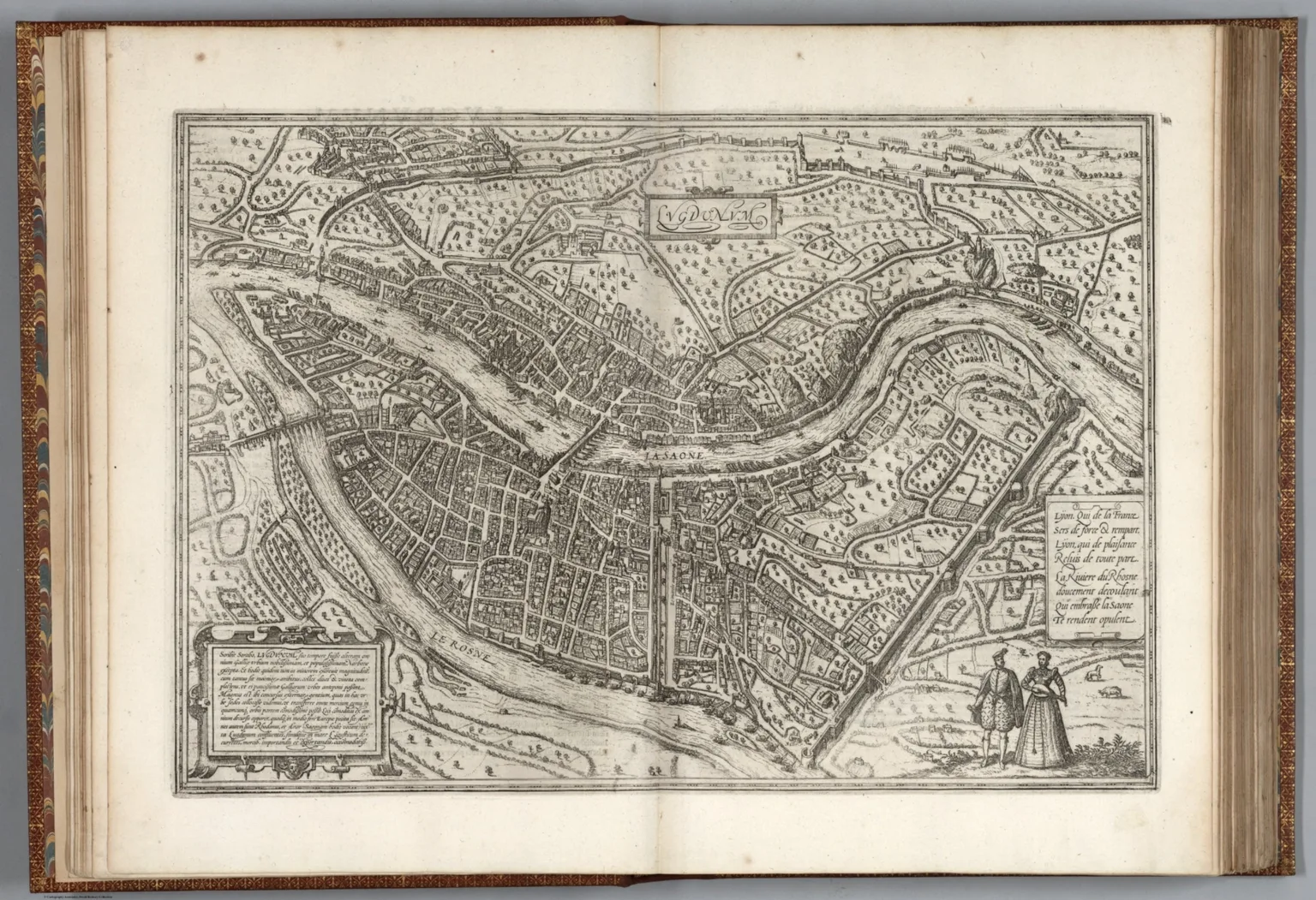 Plan gravé de Lyon (Lugdunum) au XVIe siècle, vue à vol d’oiseau montrant la ville fortifiée entre ses deux fleuves, avec figures en costume d’époque au premier plan.