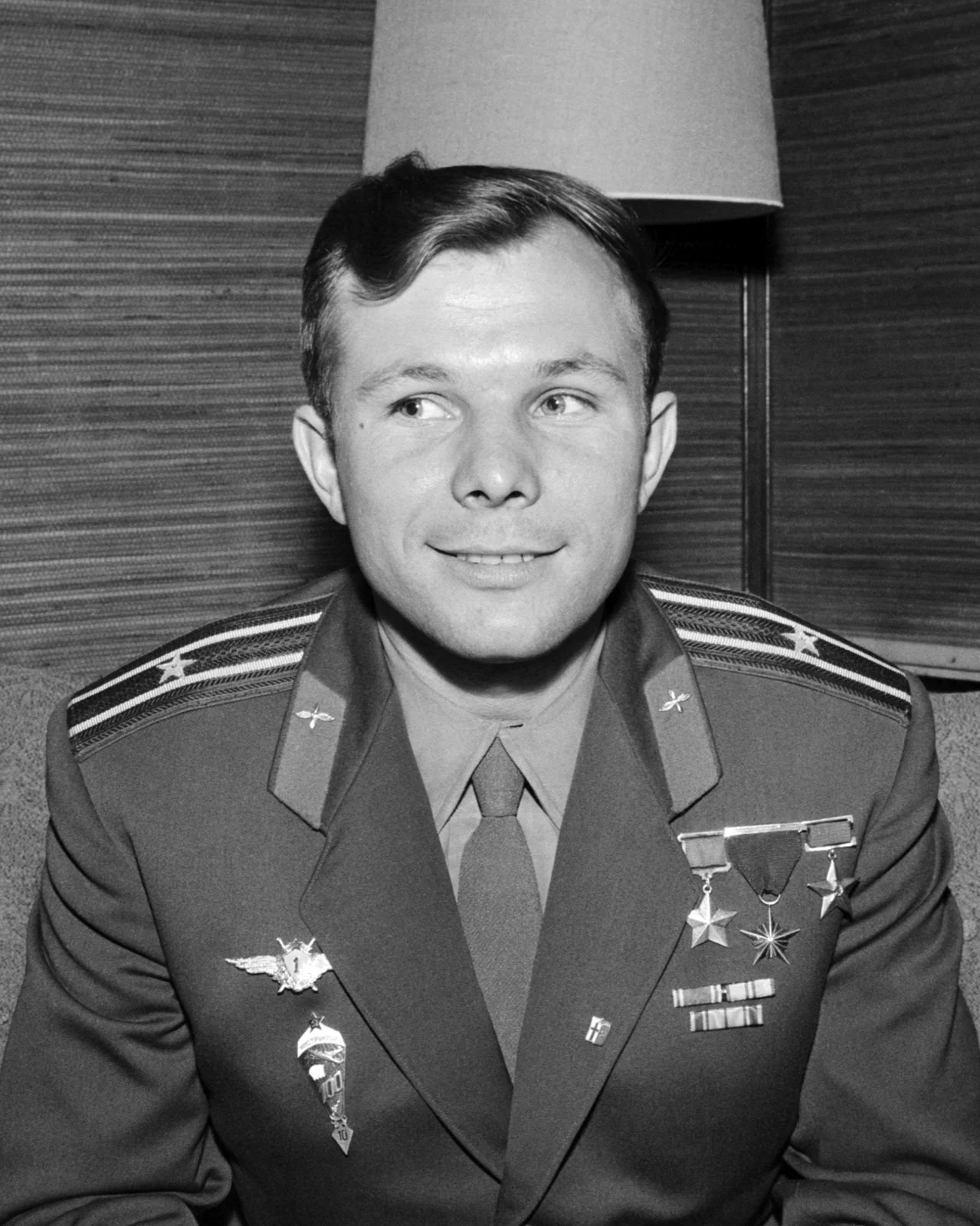 Le major Iouri Gagarine en uniforme d’officier soviétique, la poitrine ornée des décorations de Héros de l’Union soviétique, photographié en 1961.