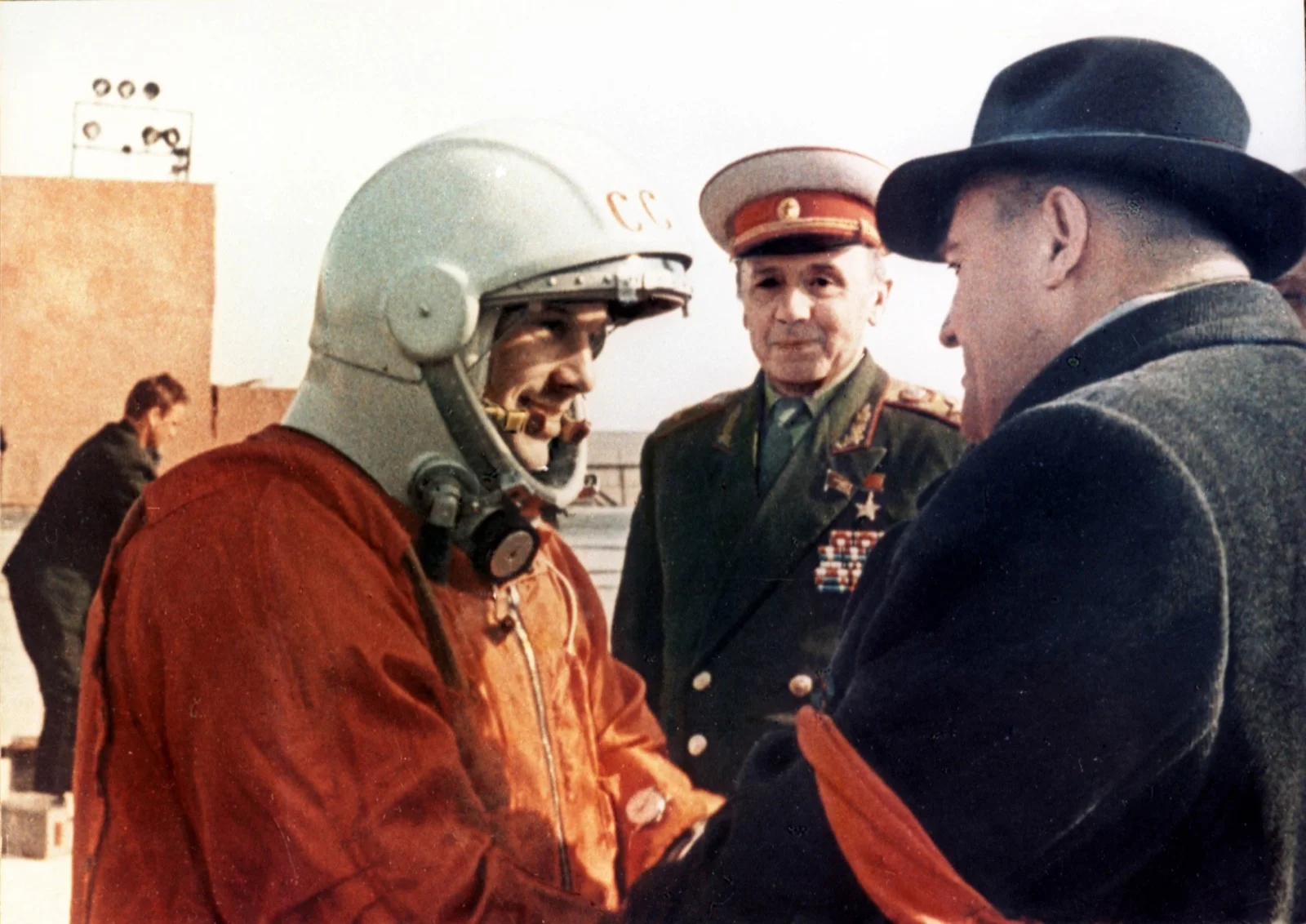 Iouri Gagarine en scaphandre orange SK-1 et casque blanc marqué « CCCP », sur le cosmodrome de Baïkonour, juste avant le décollage de Vostok 1 le 12 avril 1961.