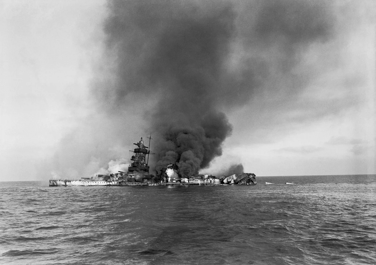 Le cuirassé de poche allemand Admiral Graf Spee en flammes dans l’estuaire du Rio de la Plata, au large de Montevideo, après son sabordage.
