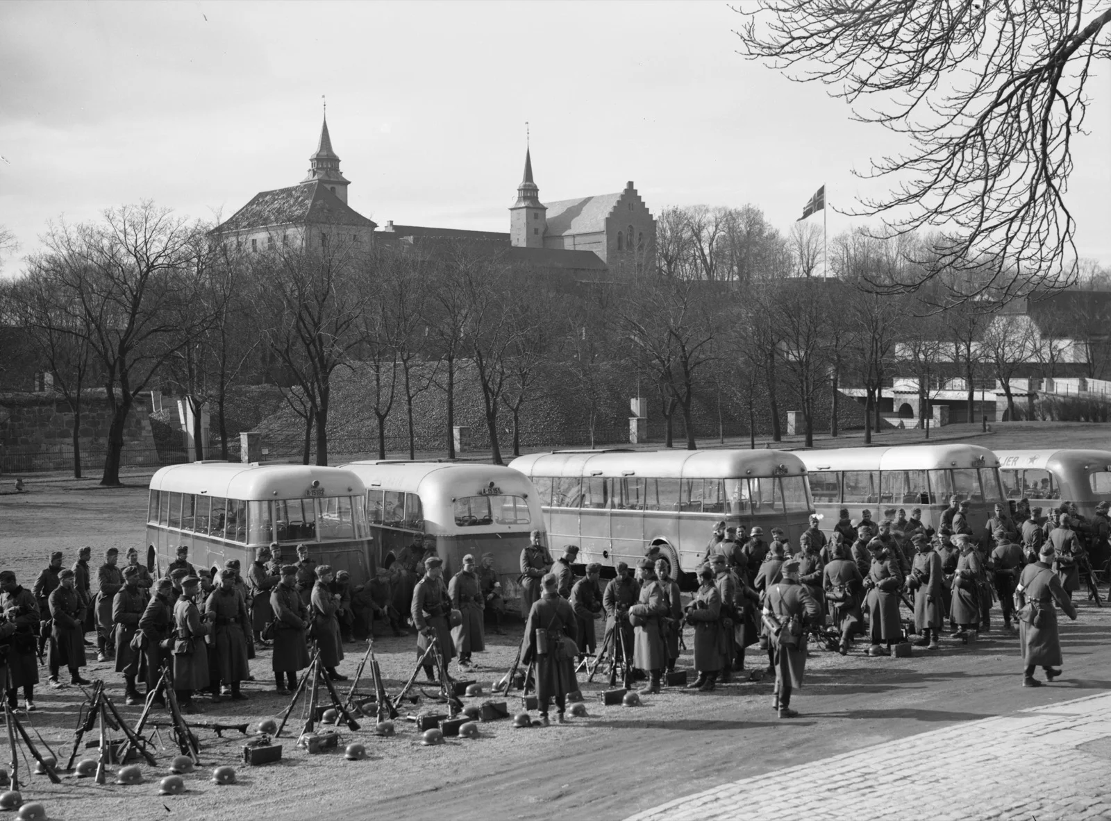 Des soldats de la Wehrmacht et des autobus réquisitionnés sur la Festningsplassen, au pied de la forteresse d’Akershus à Oslo, le 9 avril 1940, premier jour de l’invasion allemande de la Norvège.