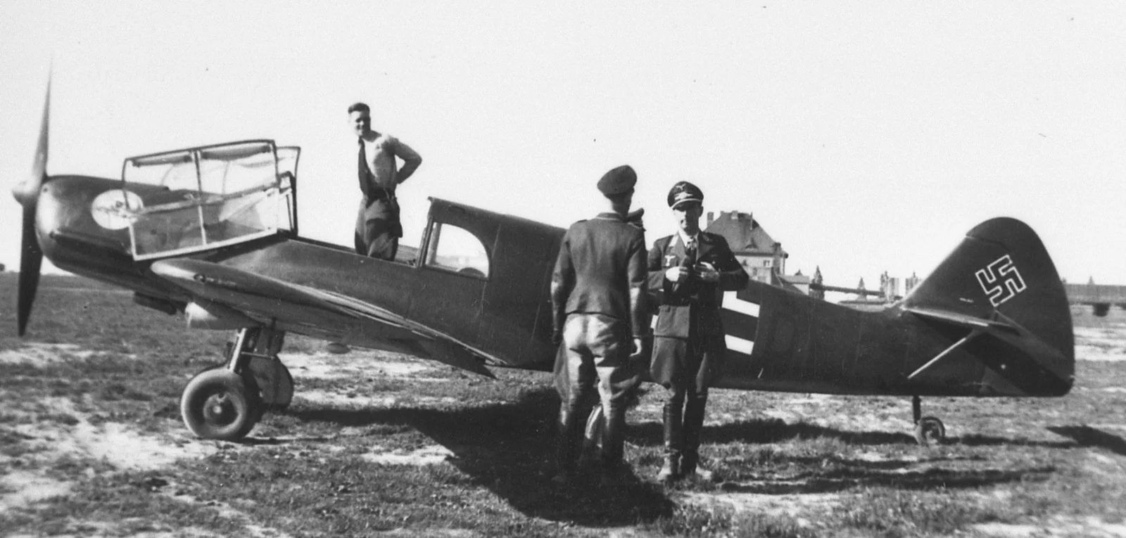 Un avion léger Messerschmitt Bf 108 « Taifun », monoplan monomoteur à aile basse, posé au sol, du type de l’appareil allemand tombé en Belgique le 10 janvier 1940.