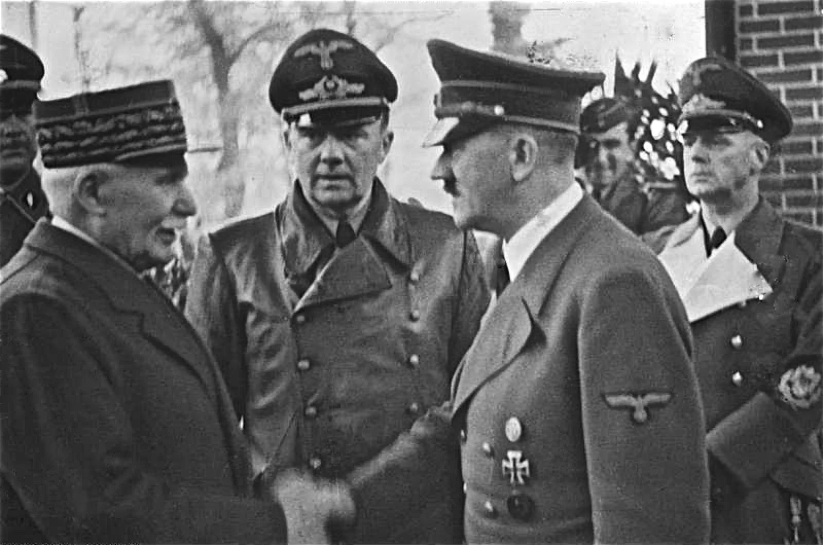 Le maréchal Pétain et Adolf Hitler se serrent la main à Montoire, le 24 octobre 1940.