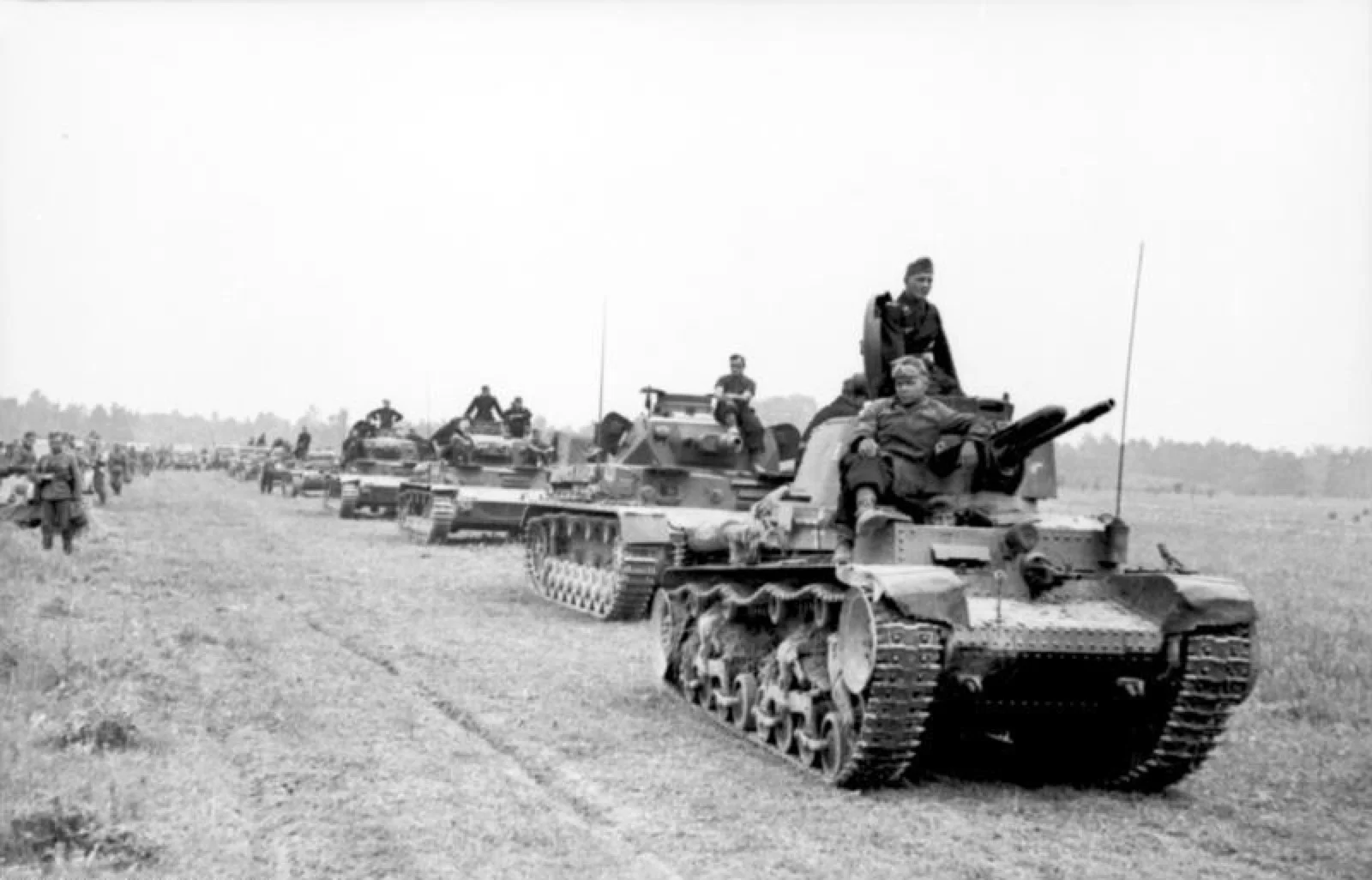 Colonne de blindés allemands (Panzer 35(t) puis Panzer IV) progressant sur une route de France, 1940
