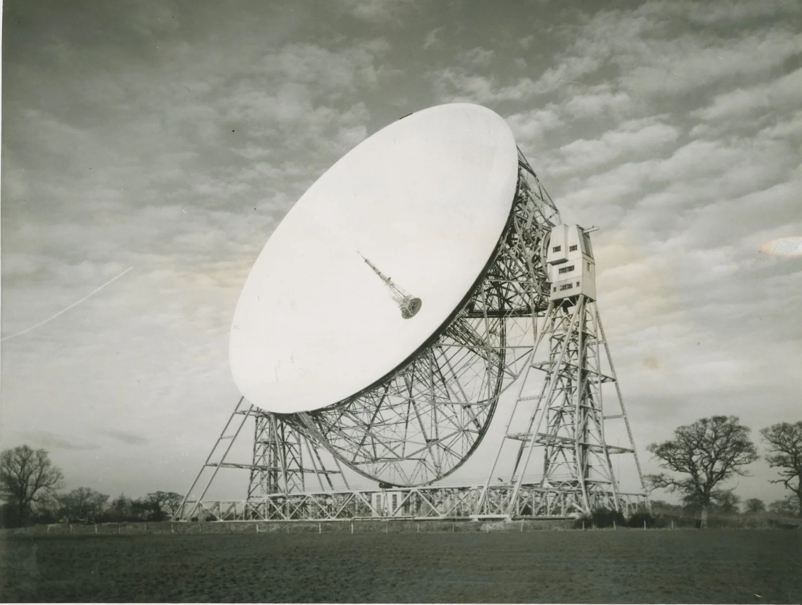 Le radiotélescope Lovell de l'observatoire de Jodrell Bank (Cheshire, Angleterre), 1961 — la grande antenne parabolique de 76 mètres de diamètre qui suivit les signaux de Luna 15 en juillet 1969.