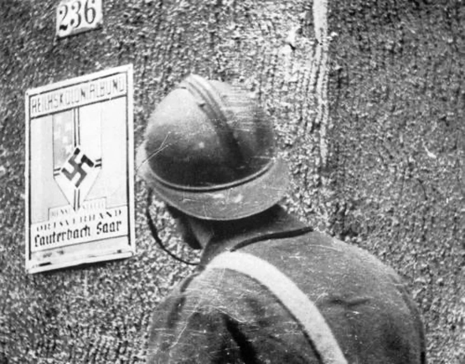 Un soldat français du 151e régiment d’infanterie examine une affiche dans un bâtiment du village allemand de Lauterbach, occupé pendant l’offensive de la Sarre, le 9 septembre 1939.