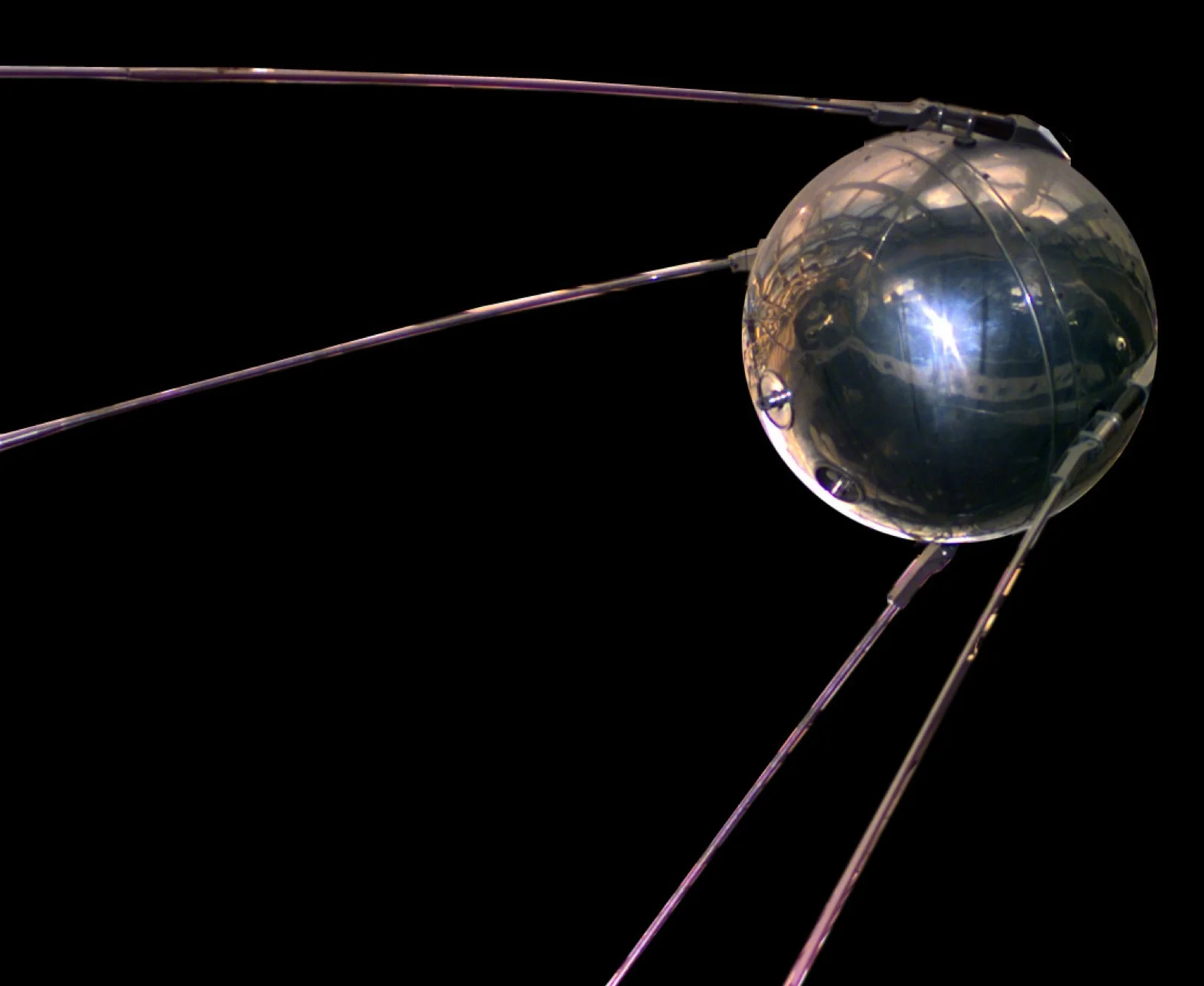 La sphère polie de Spoutnik 1 avec ses quatre antennes filiformes, photographiée lors de l’assemblage final à l’automne 1957.