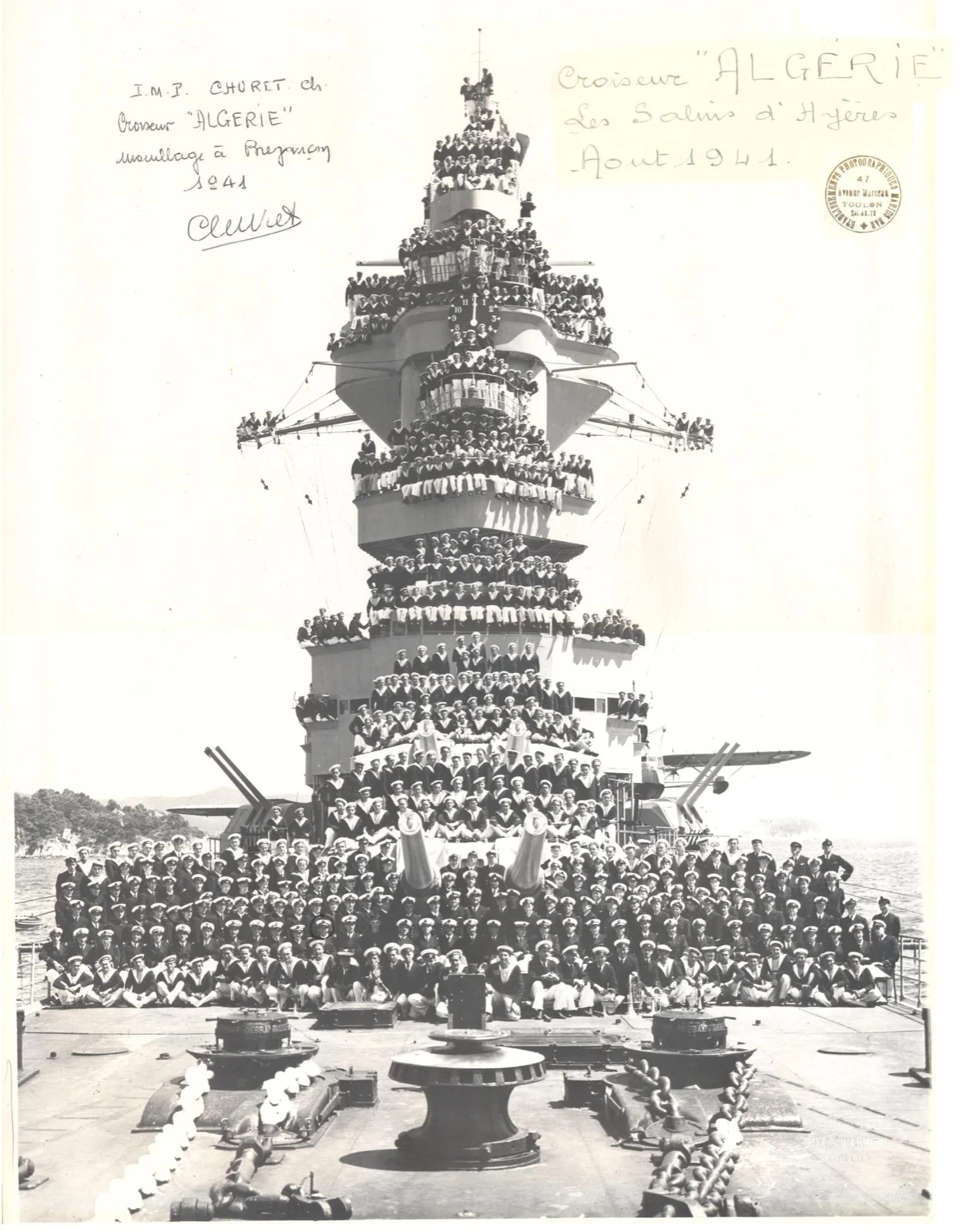L’équipage du croiseur français Algérie en grande tenue, rangé sur la superstructure du navire au mouillage, août 1941