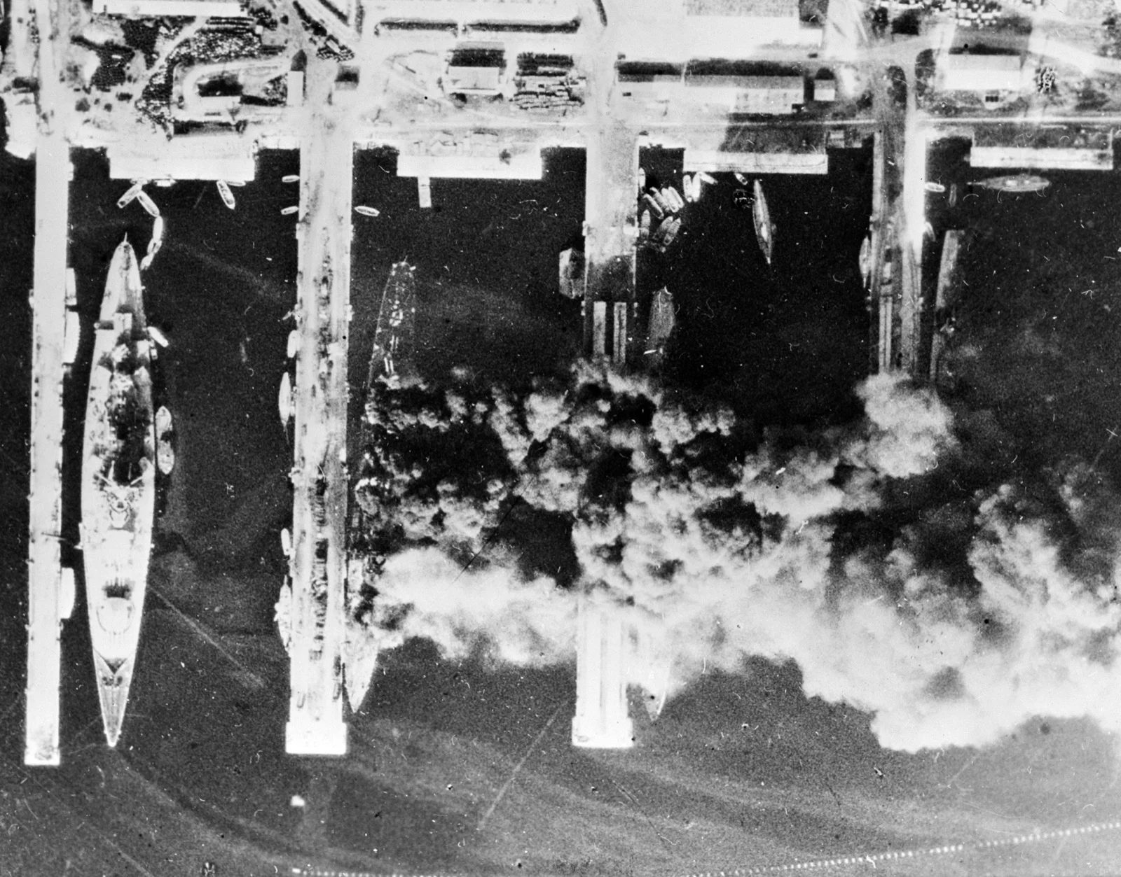 Vue aérienne de la rade de Toulon après le sabordage de la flotte, 28 novembre 1942.