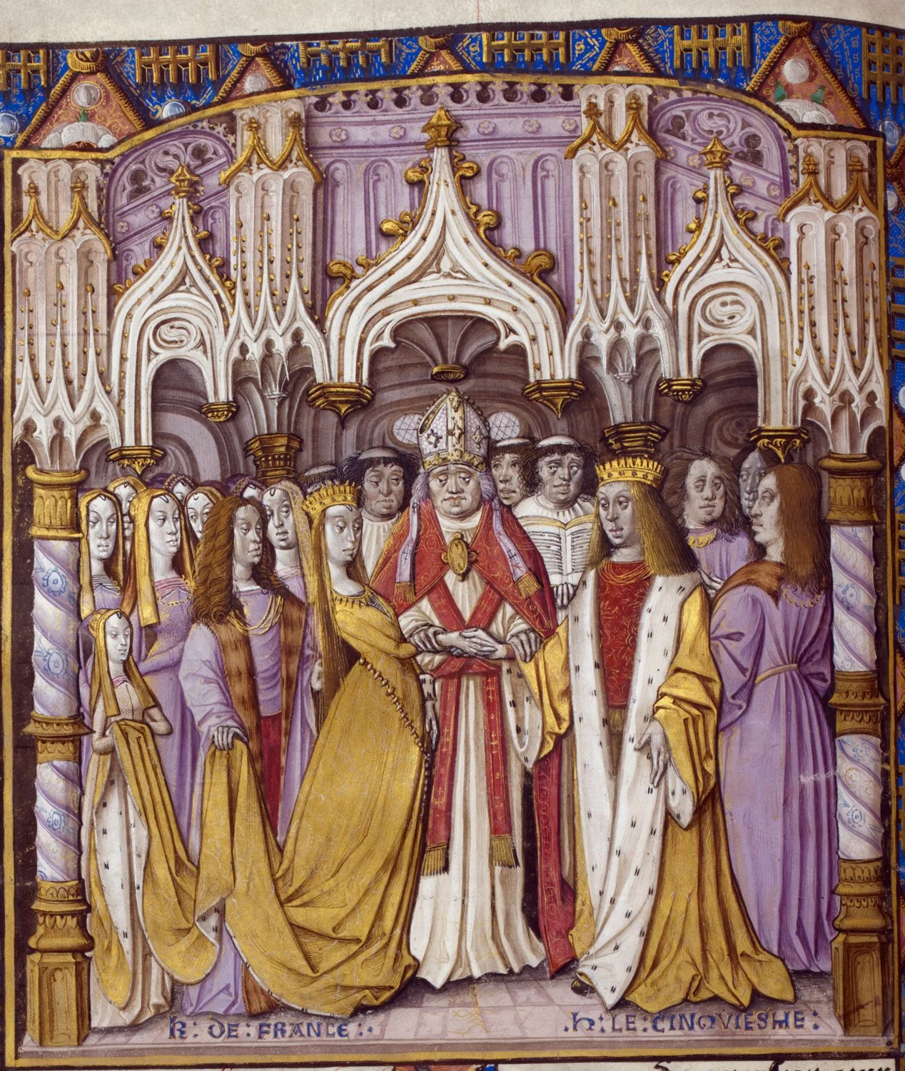 Enluminure du mariage d’Henri V d’Angleterre et de Catherine de Valois : l’évêque officiant bénit les époux couronnés, entourés de la cour dans une chapelle gothique.