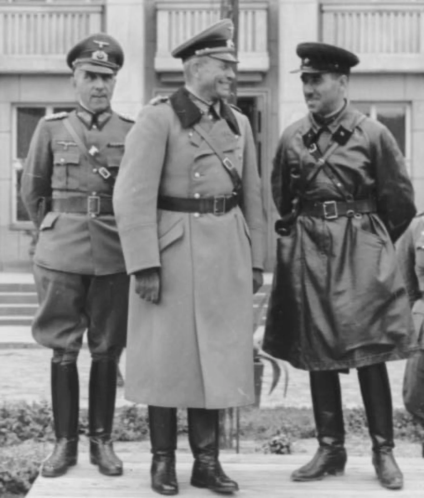 Officiers de la Wehrmacht et de l’Armée rouge réunis sur une tribune à Brest-Litovsk, le 22 septembre 1939, lors du passage des troupes.