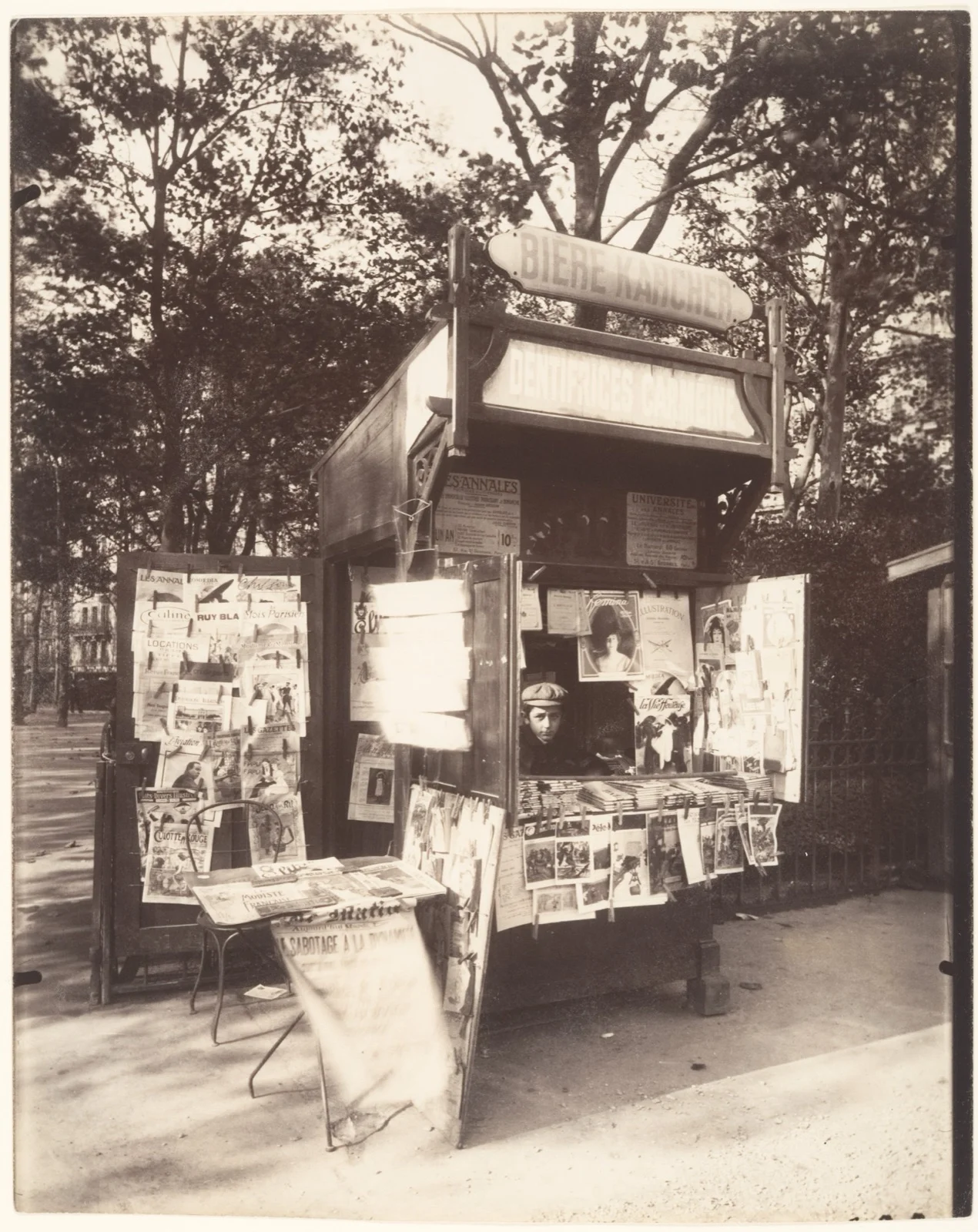 Kiosque à journaux, rue de Sèvres, Paris, vers 1910-1911