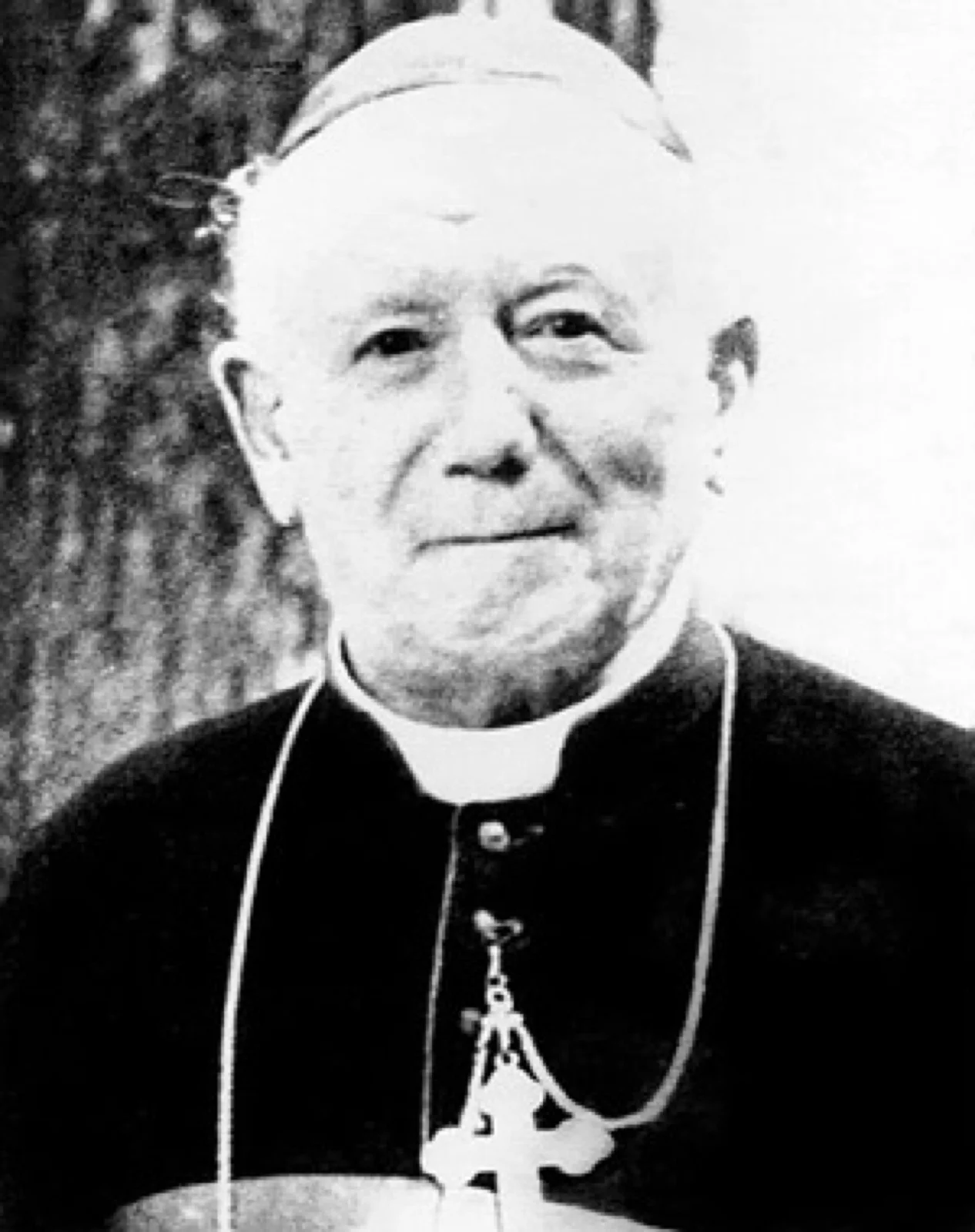 Portrait photographique de Mgr Jules-Géraud Saliège, archevêque de Toulouse, en habit épiscopal