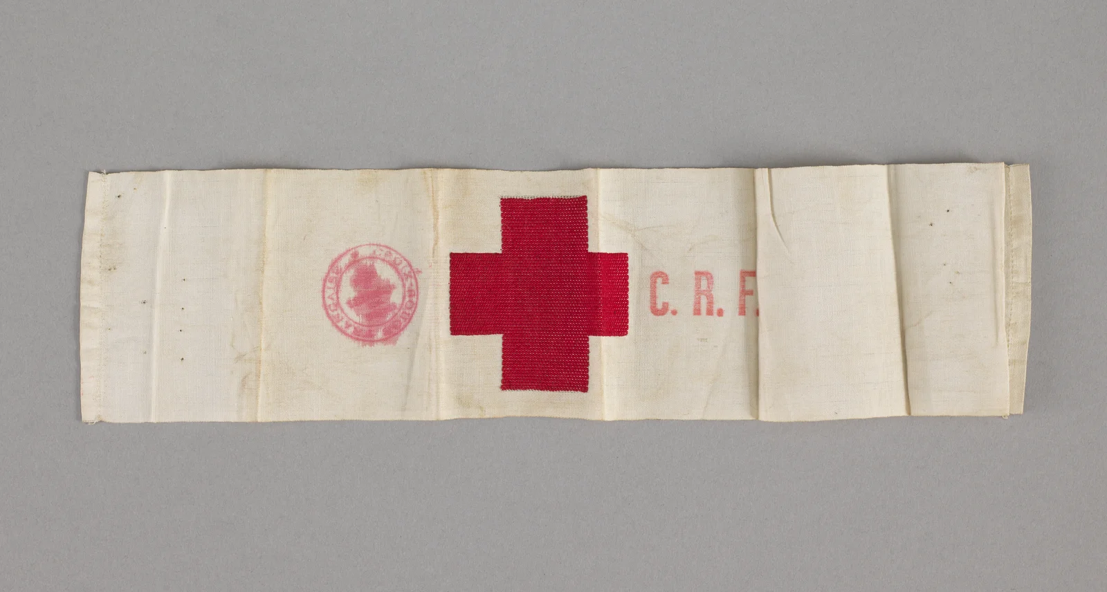 Brassard de secouriste de la Croix-Rouge française (CRF), tissu brodé, 1942-1944