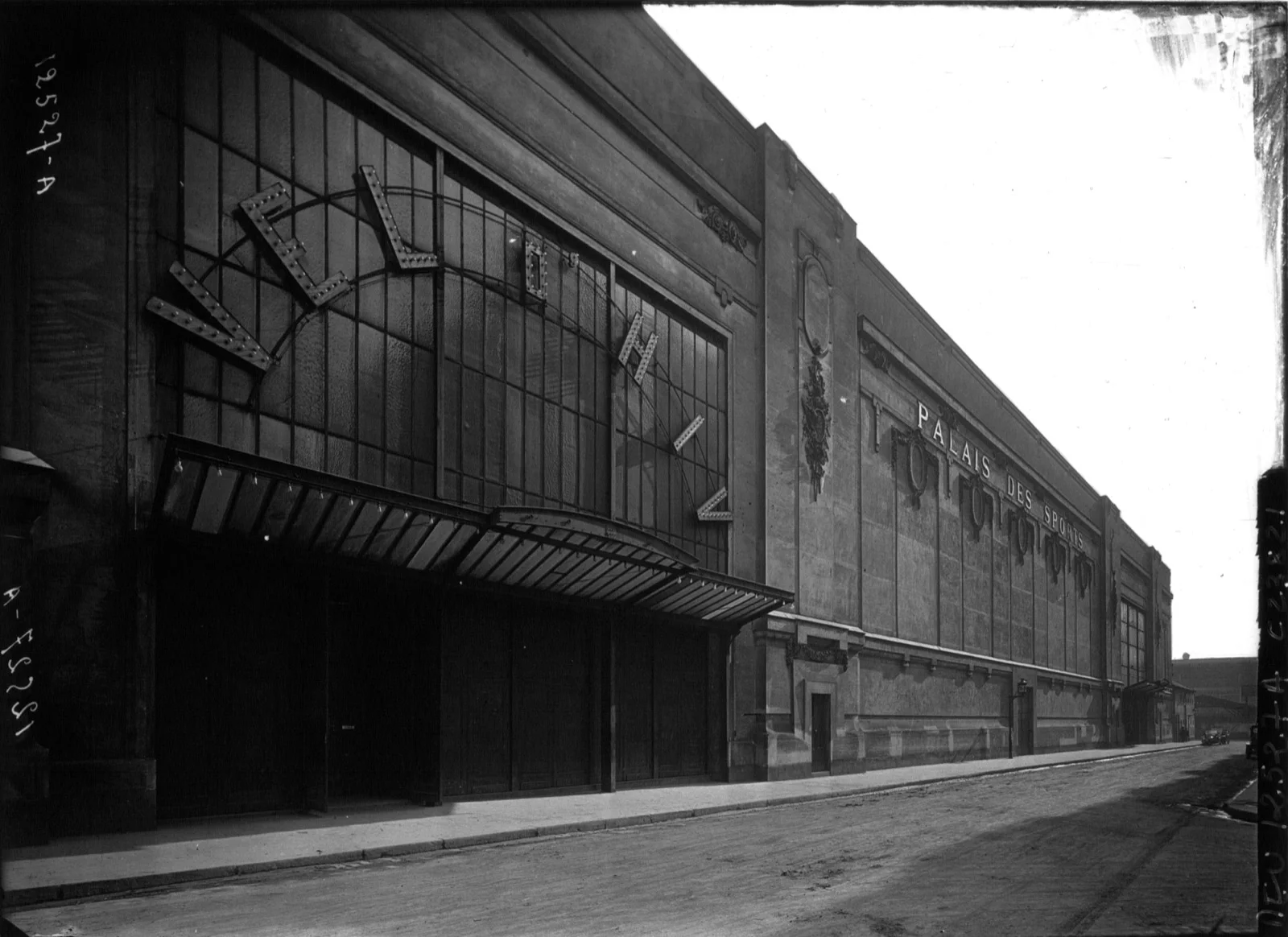 La façade du Vélodrome d’Hiver, rue Nélaton, à Paris.
